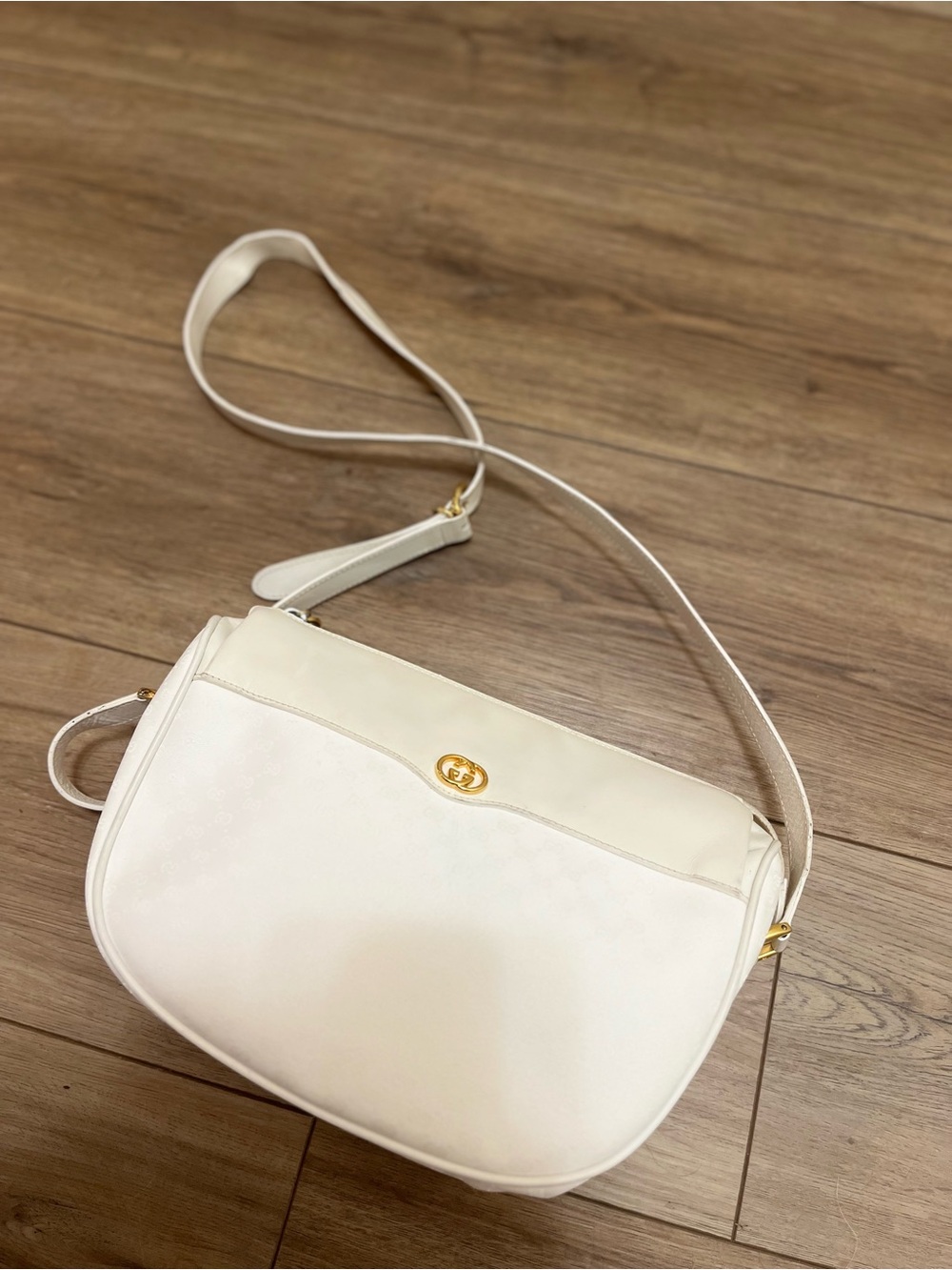 Gucci Beige and Gold Logo Interior with Key Clip